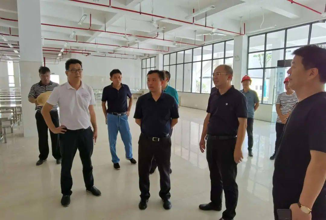 县委书记甘贤武到四中检查开学准备工作