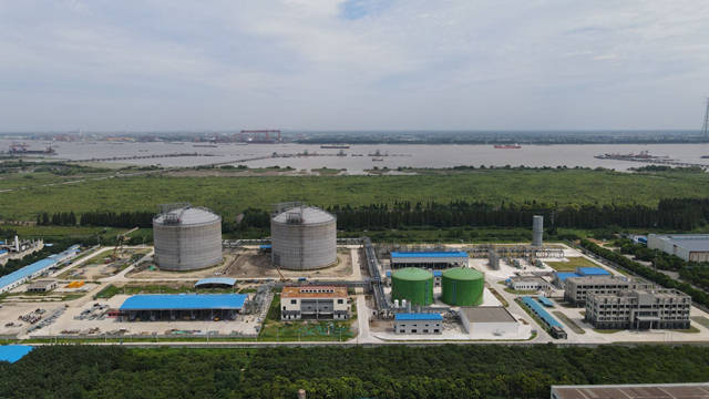 第一财经|江苏泓海能源LNG储罐开始水压试验，民营LNG前景广阔