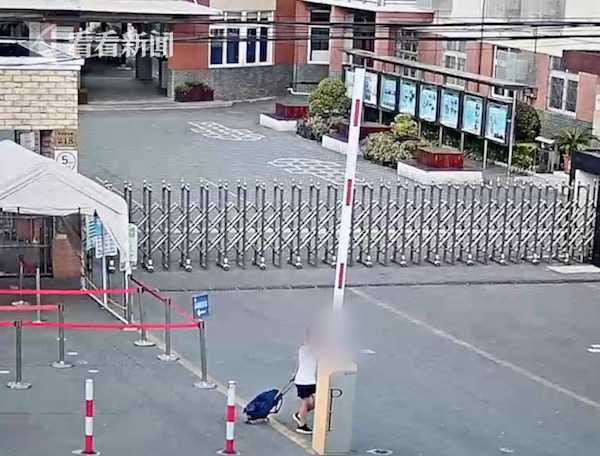 日期|“送完就走了”!记错开学日期 小学生站校门外哭泣