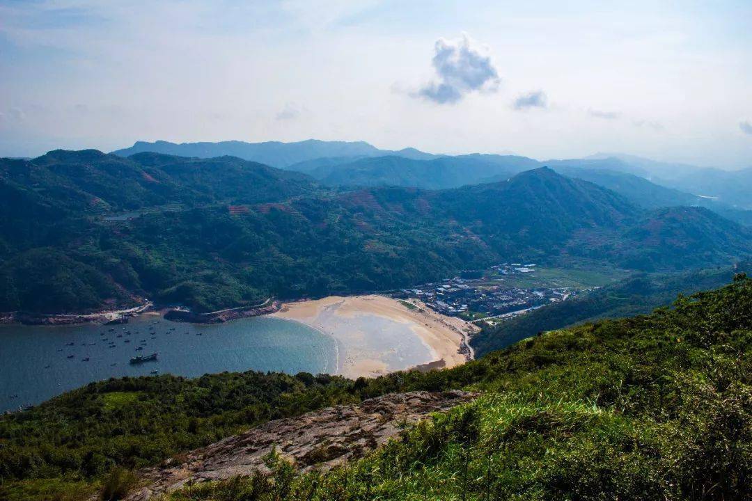 台峰村地处美丽的沙埕港南岸,山清水秀,森林遍布.