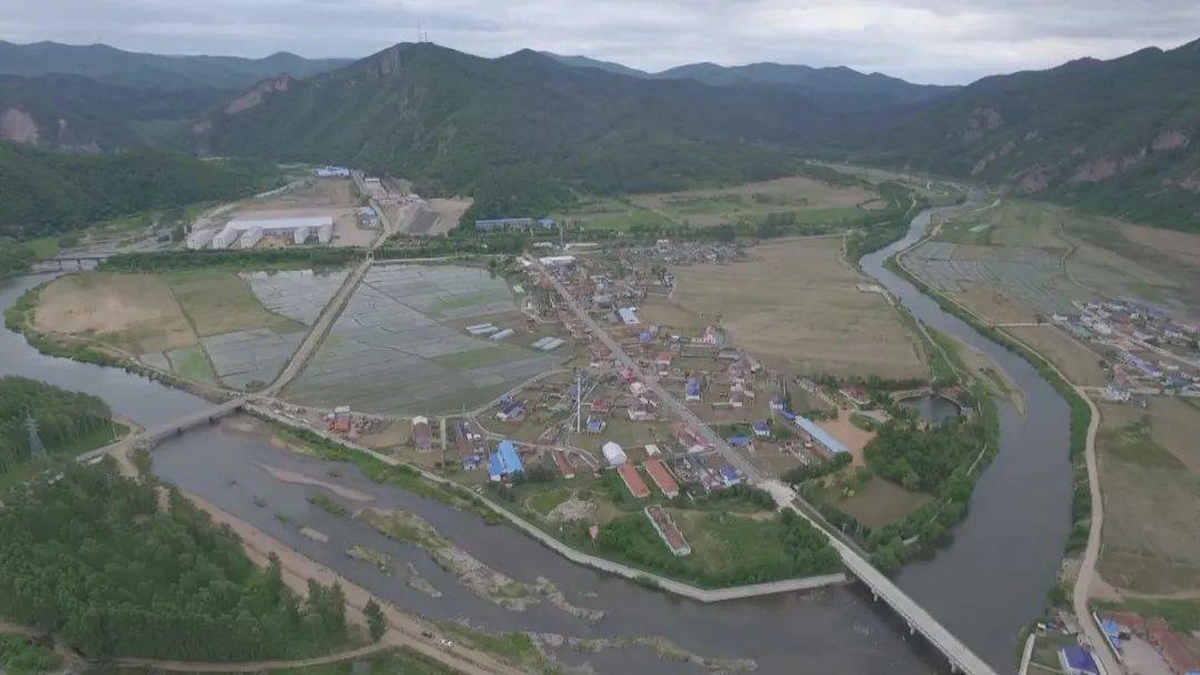 石门镇榆树川村以山清水秀的自然风光闻名四方,享有"延边金刚山"的