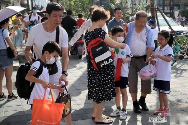 镜头|开学第一天的镜头里，满是牵手与叮嘱