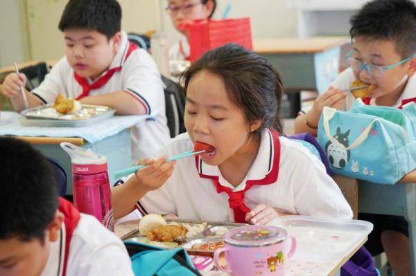 光盘|开学第一餐|红黄绿三色标签按需取饭，光盘行动中的这道“数学题”怎么做