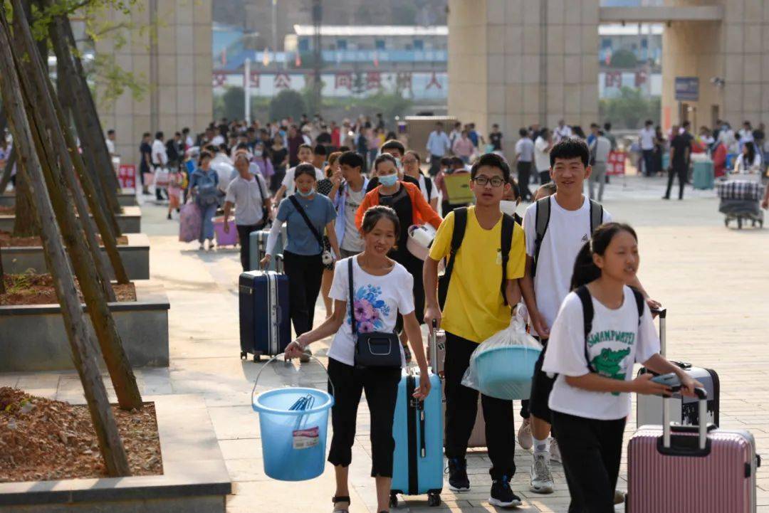 新黄中 新气象!黄平民族中学新校区今天迎来首批学生