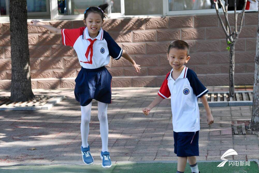 弟弟|开课啦！弟弟跟着姐姐来上学，二胎同校上学逐年递增