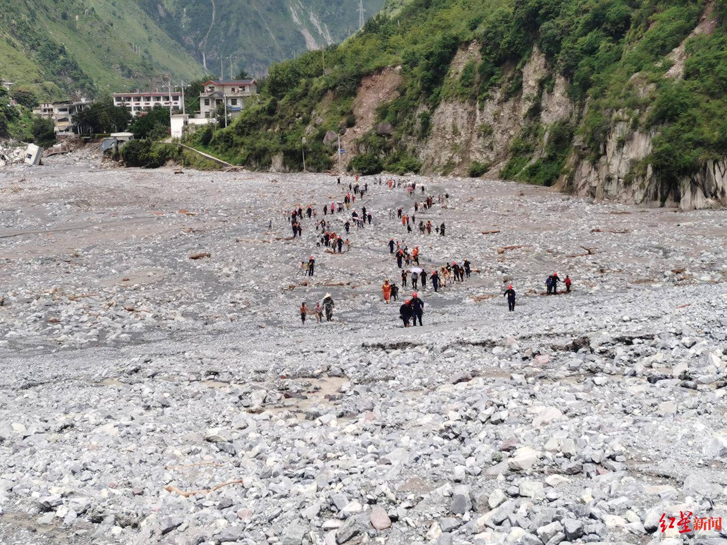 直击四川甘洛泥石流抢险救援现场丨民警冒着大雨在泥石流危险区域疏散