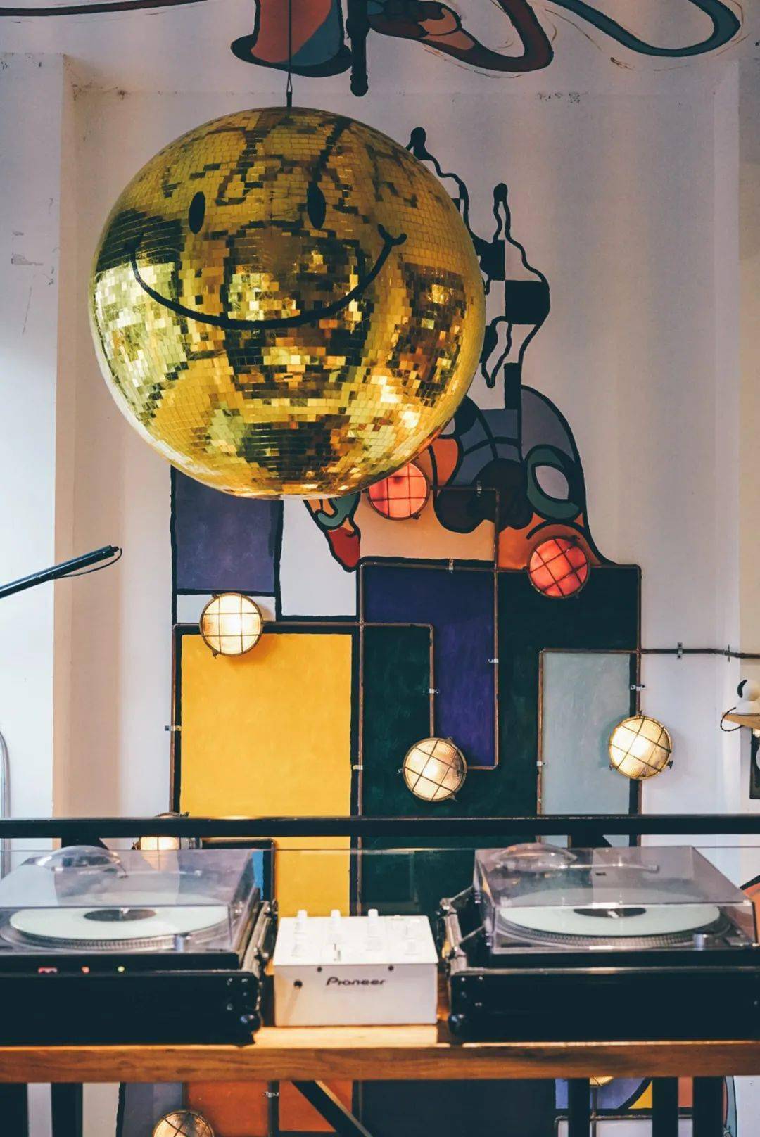 明星|编辑之选｜这位明星 DJ 把自己热爱的生活，开成一家咖啡店