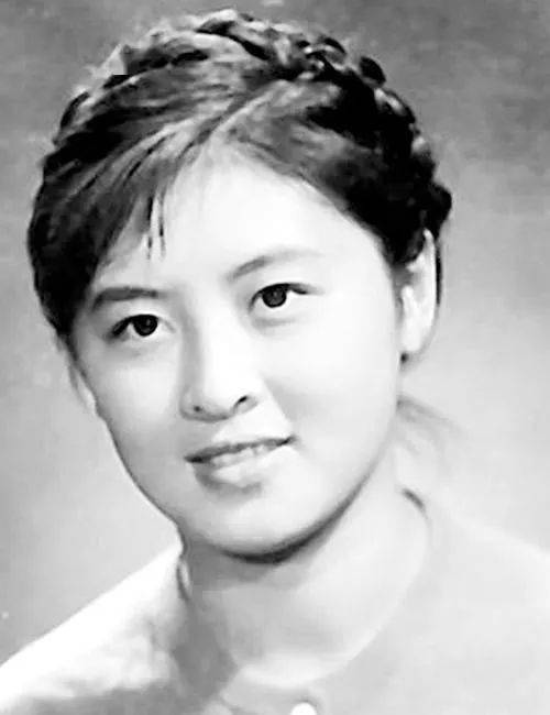 她堪称中国第一美女,却在最年轻时被逼疯!退休人都认识她