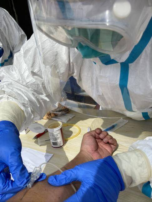 中国|日本记者在中国隔离14天 看医生高温天裹防护服抽血后这样感慨