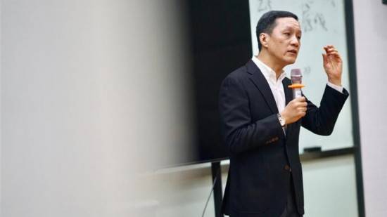 表演|冯远征：把自己逼到墙角 才能塑造不同的角色