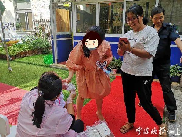 幼儿园|好委屈！开学第二天，这个奶萌奶萌的小女孩被送错幼儿园