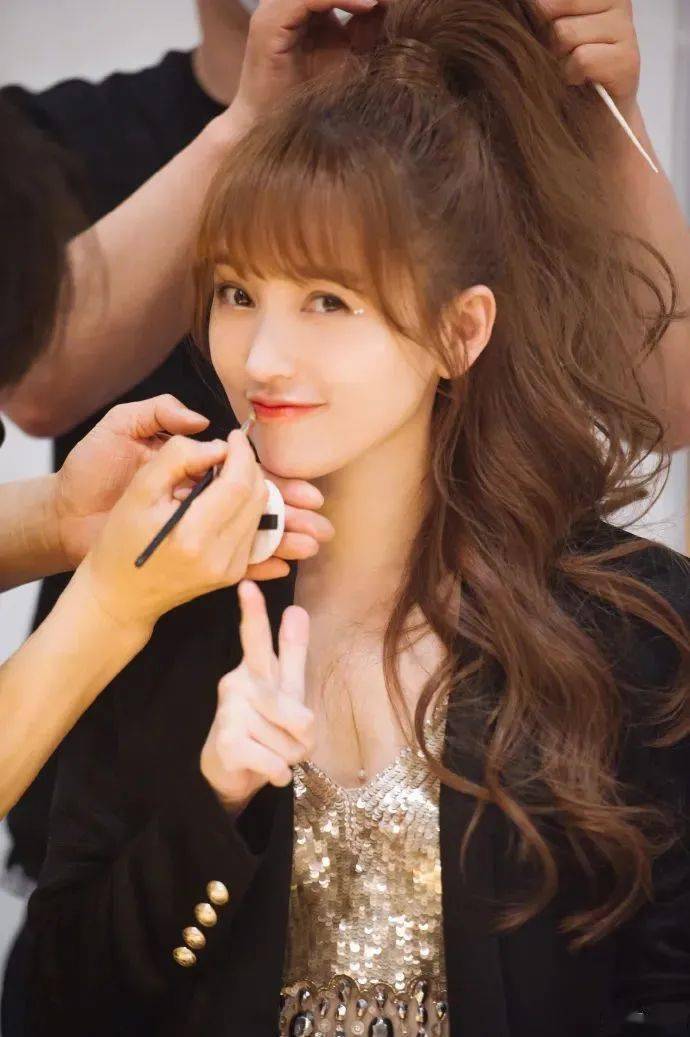 Back|撩起刘海的金莎，是美艳独立的变身Maria！