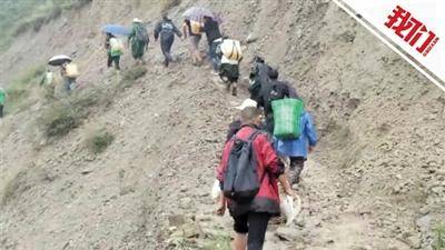 核查|35名乡村教师徒步10天背油送粮至抗洪前线