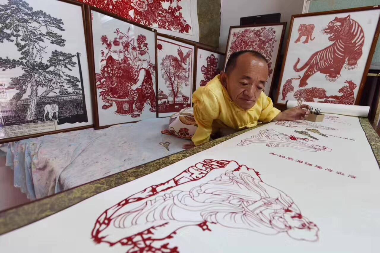 地方手作人 | 蜗居在南锣鼓巷里的剪纸人