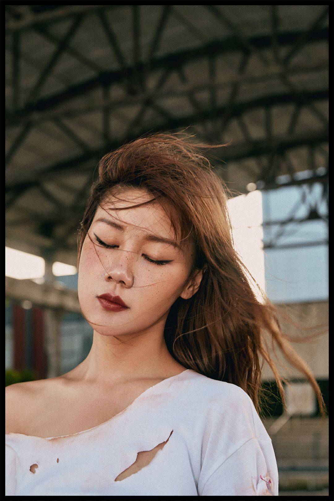 按摩|剪烂3w块衣服，差点按歪我的玻尿酸…万茜化妆师绝了！