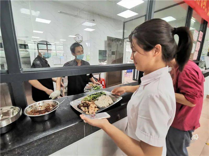 网上流传着这样一个段子:饭堂阿姨打饭时总是"手抖".