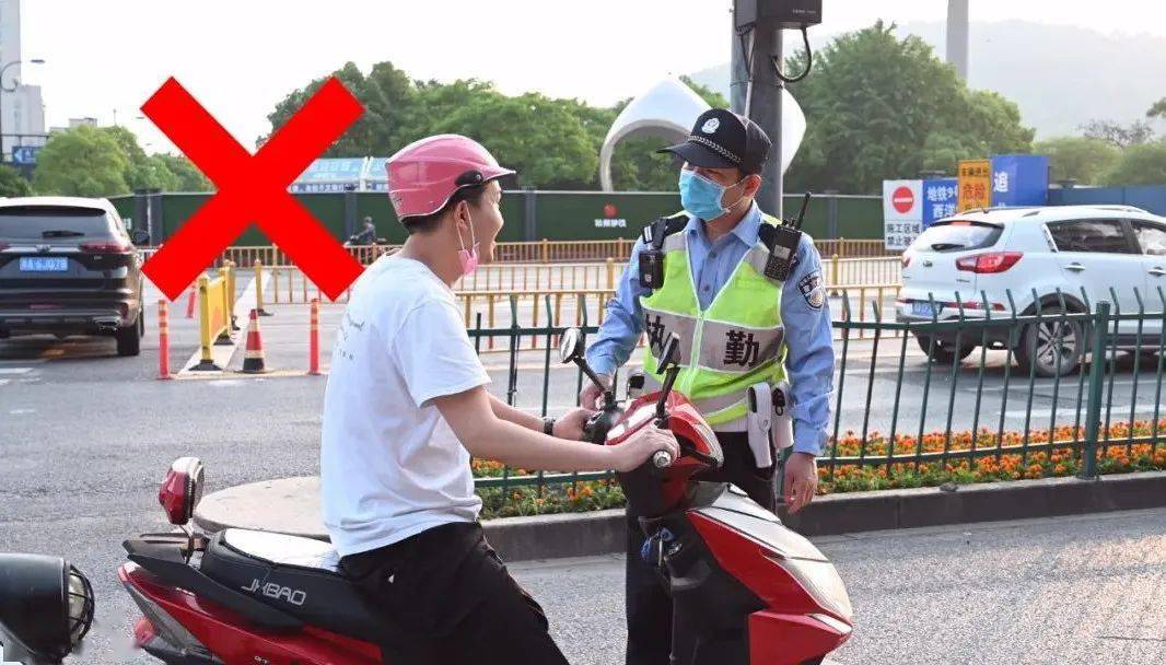 驾驶电动自行车,请遵守交通规则,正确佩戴安全头盔!