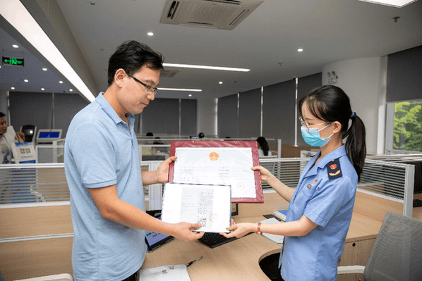 办证|助力小店发展，电商平台延伸“在线办证”服务