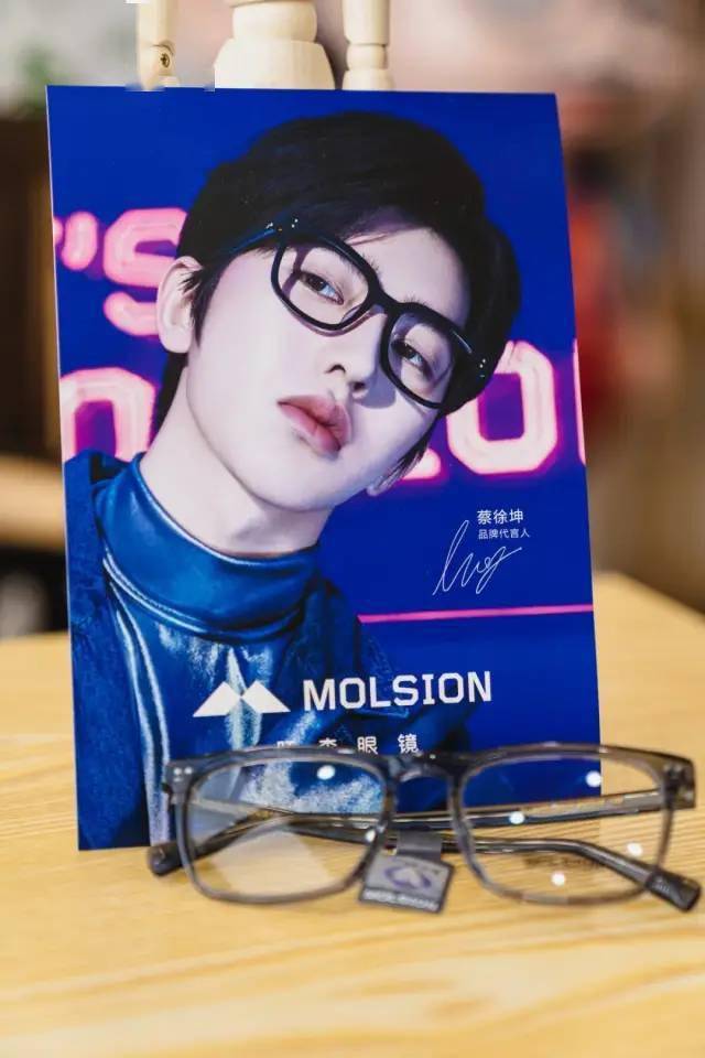 镜片|99元配防蓝光镜，告别“土黑框”和“啤酒瓶底”，高度近视应该这样挑眼镜！