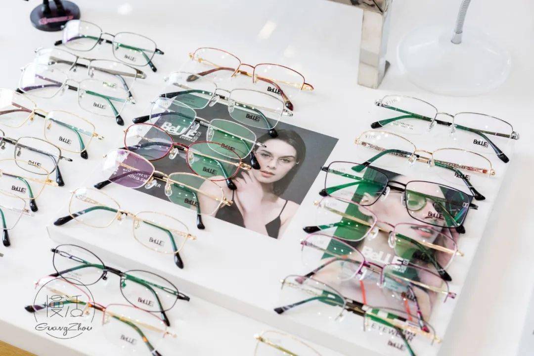 镜片|99元配防蓝光镜，告别“土黑框”和“啤酒瓶底”，高度近视应该这样挑眼镜！