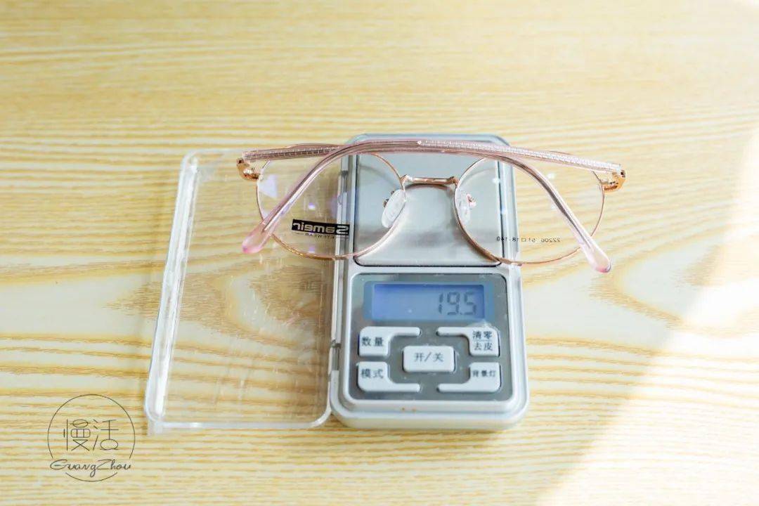 镜片|99元配防蓝光镜，告别“土黑框”和“啤酒瓶底”，高度近视应该这样挑眼镜！