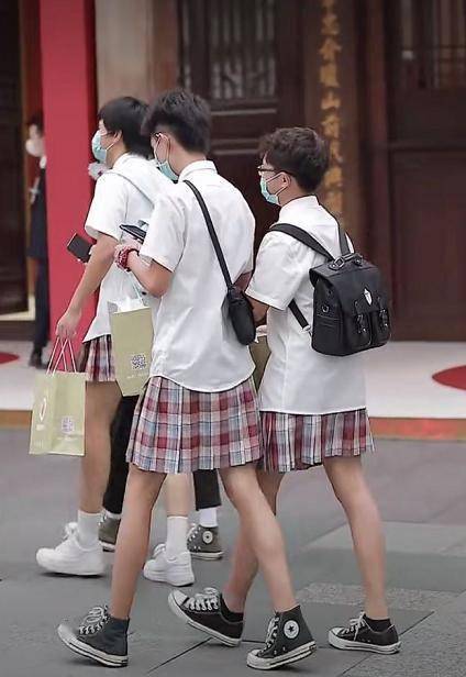 动漫男生穿校服裙被称为变态现实生活男生穿jk制服呢