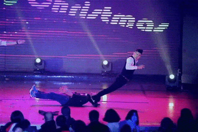 还有唱歌跳舞,各种各样的表演 更有古装美人,气氛十分热闹 带你体验