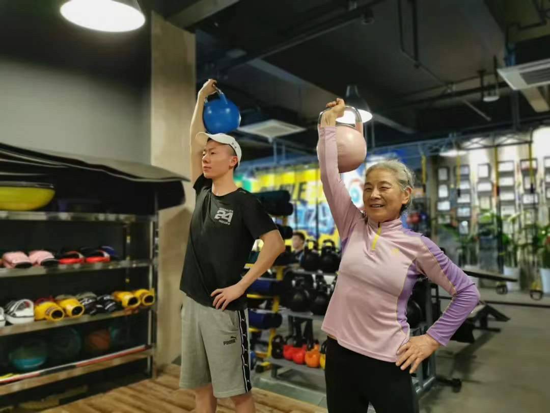 奶奶|对话70岁硬核奶奶:最近拉25磅加重片,能动一天就动一天