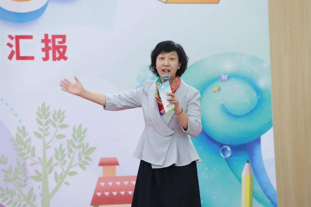 最后,南外青奥村小学校长蒋丽云深情寄语,祝贺一年级的孩子们开启上学