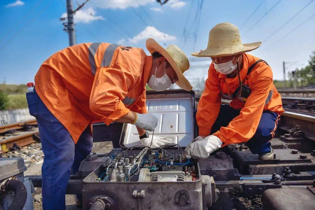 一线故事铁路信号工大别山下守梦人