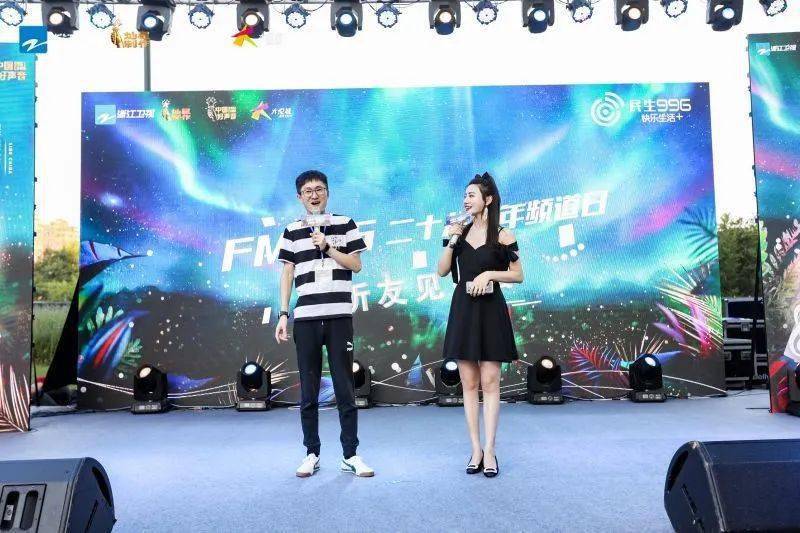 fm996所有主持人照片,南昌fm969主持人图片 fm996听众见面会fm 996生日快乐(从左至右:好声音学员潘虹,程墨寒