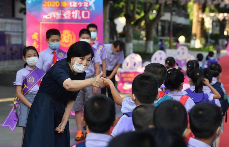 清华附小|全部归队！清华附小2200余名学生今日开学