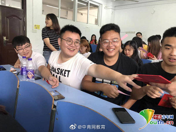 万茂|暖！高校辅导员为大学生发返校“红包”