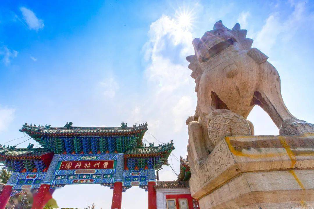 白天,菏泽大剧院,演武楼,会盟台,国际会展中心等菏泽地标性建筑在蓝天