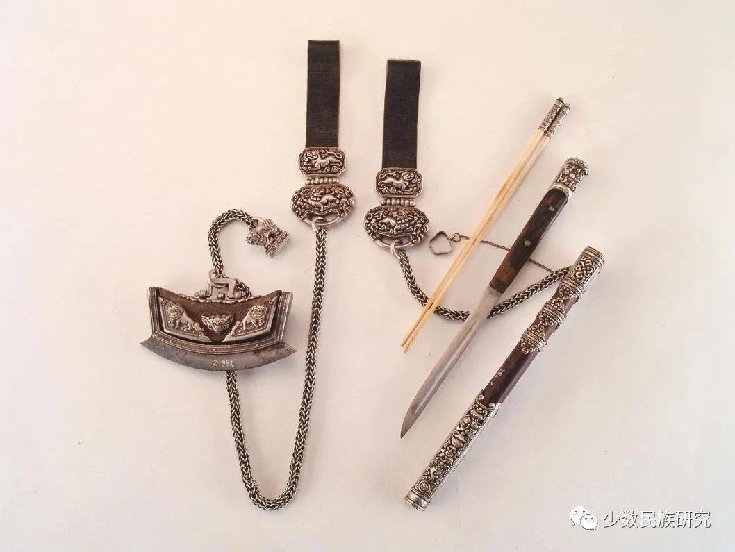 蒙古刀与火镰(图2) 清代,长39厘米,刀为单刃直刀,生铁铸造,刀身有一条
