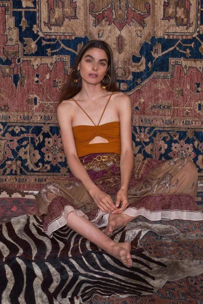 紧身裙|她说：＂女性最美的不是穿着性感紧身裙，而是向世人炫耀香肩和美颈的诱人时刻！＂