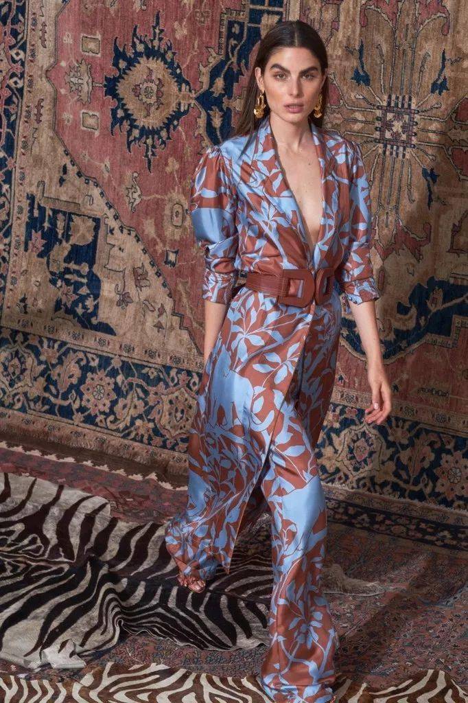 紧身裙|她说：＂女性最美的不是穿着性感紧身裙，而是向世人炫耀香肩和美颈的诱人时刻！＂