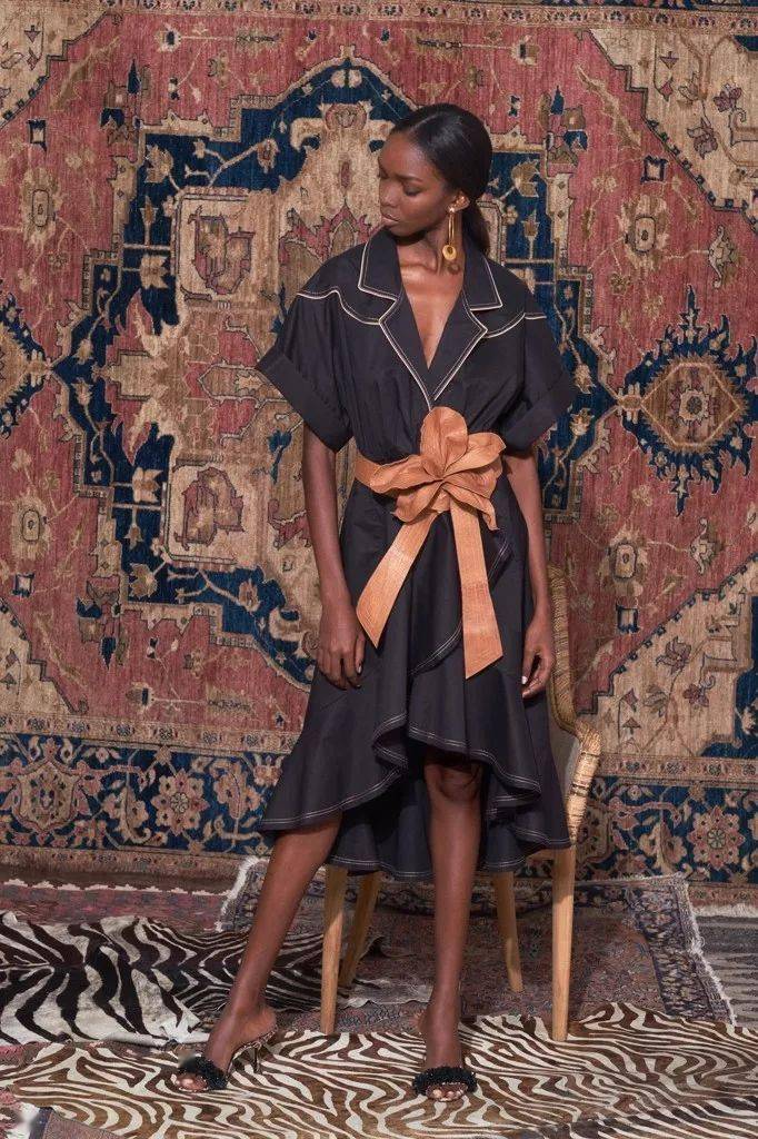 紧身裙|她说：＂女性最美的不是穿着性感紧身裙，而是向世人炫耀香肩和美颈的诱人时刻！＂