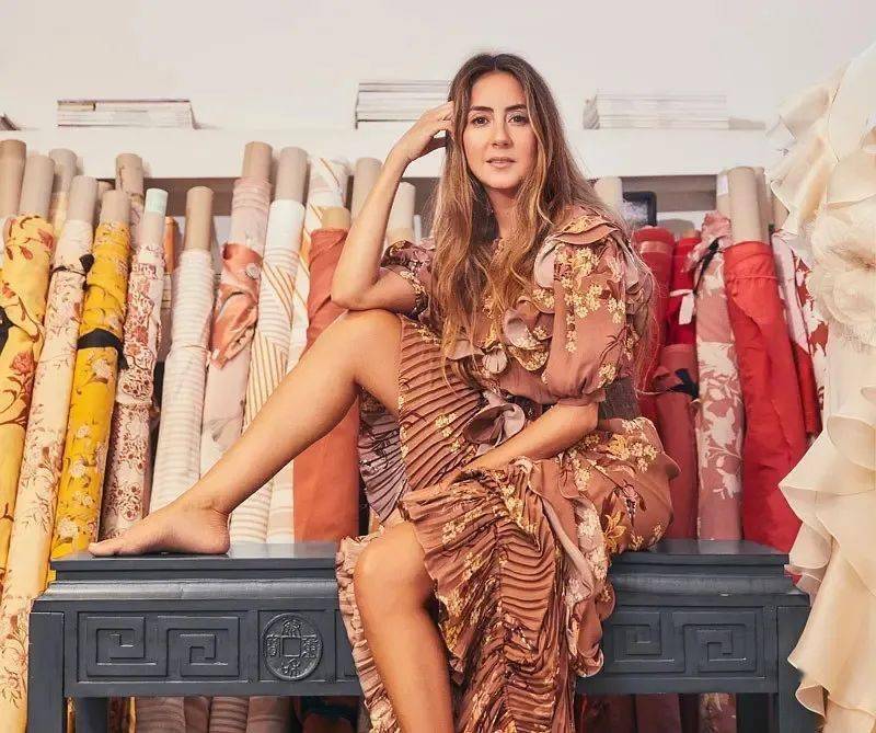 紧身裙|她说：＂女性最美的不是穿着性感紧身裙，而是向世人炫耀香肩和美颈的诱人时刻！＂