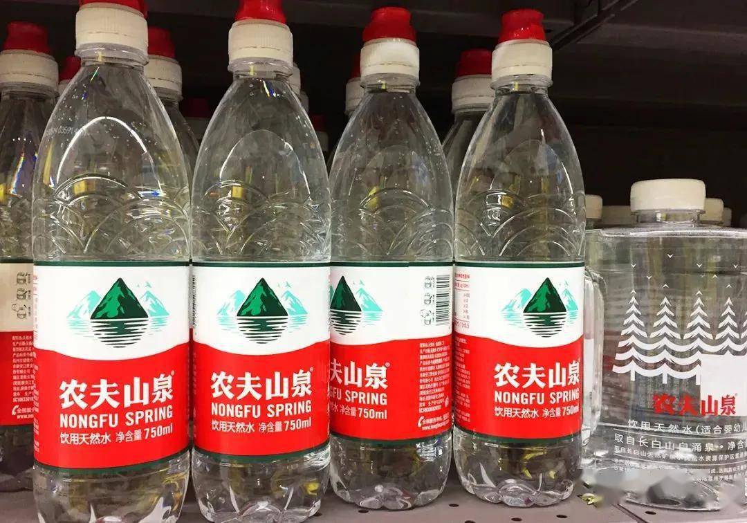 港元|农夫山泉上市半天高开低走，创始人只当了半小时首富！上市前突击分红96亿惹争议……