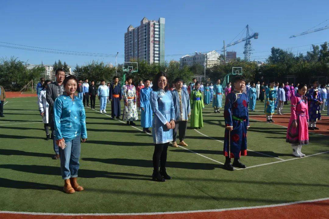 开学啦 海区蒙古族中学举行新学期升国旗仪式_海拉尔