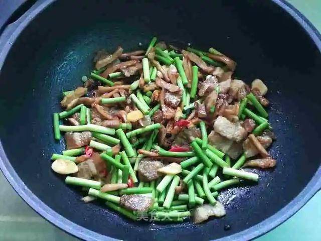 蒜苔|又香又下饭萝卜干蒜苔炒五花肉：咸香入味