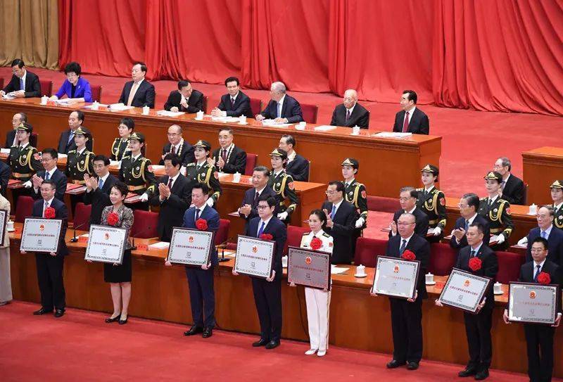 全国抗击新冠肺炎疫情表彰大会举行 习近平颁授勋章奖章并发表重要