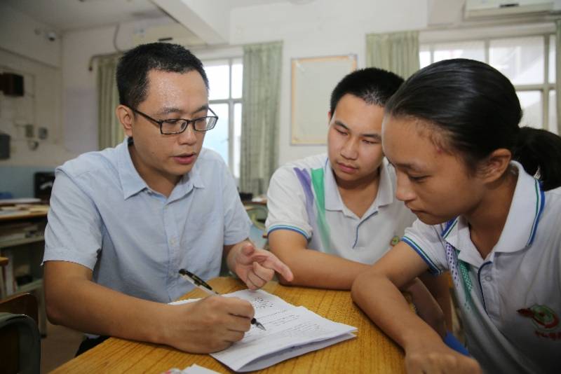 学生|和学生相处“没大没小”，他是学生口中的“奶爸”“亮哥”