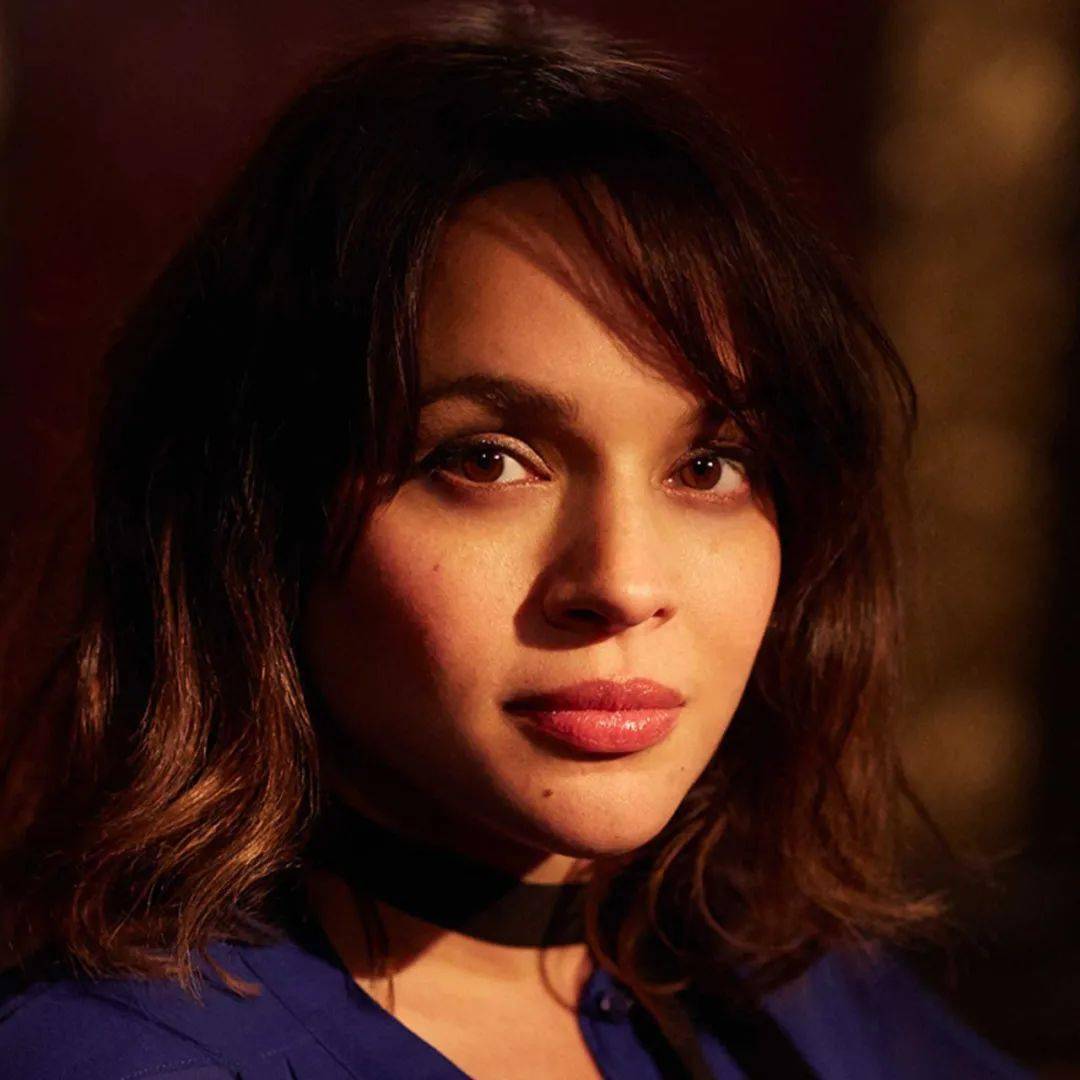 Jones|灵魂天后Norah Jones 登上印度版VOGUE金九封面！