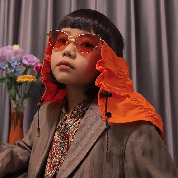 爸爸妈妈|月入10万，9岁＂权志龙＂爆火Ins，Chanel、Gucci争宠她： 现在的小学生太时髦了！