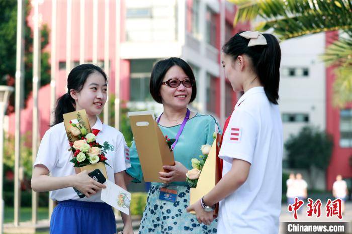 老师|上海：学生代表向老师献花谢师恩