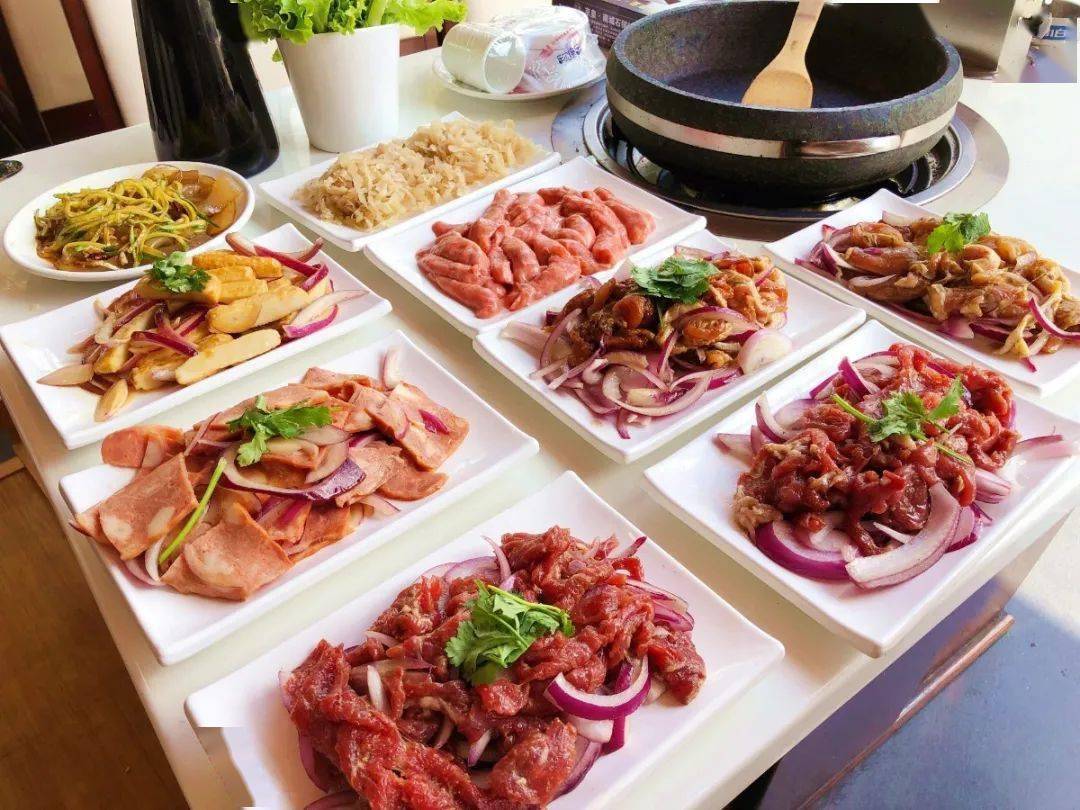 京皇|99元抢原价260元【京皇·南城石锅烤肉】2-3人餐！手切鲜牛/羊肉、风干肠、五花肉、鸡腿肉、鱼豆腐...