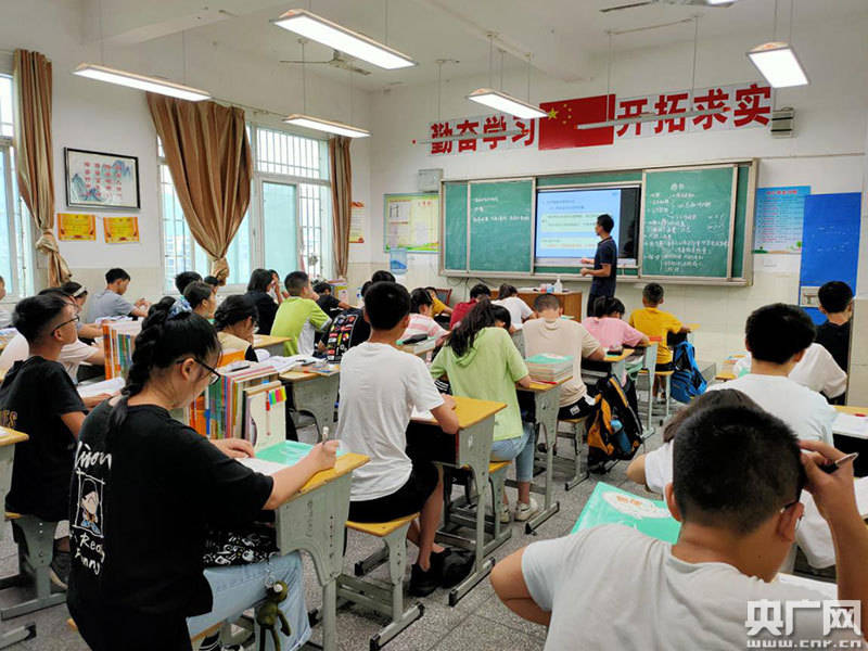 教师节|教师节特写：一支粉笔书写老中青三代教师的精神传承