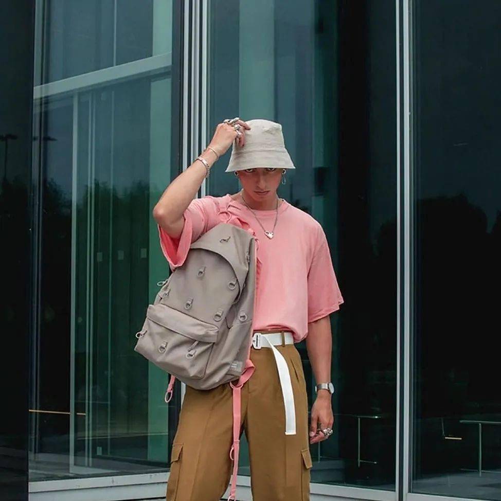 造型|最烂大街的男生双肩包你中招了吗？
